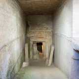 Ci inoltriamo nei sotterranei camminando sotto un tempietto...